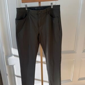 Vuori Men’s Performance Pants Athletic Travel Stretch Slim Fit 34 Army Green